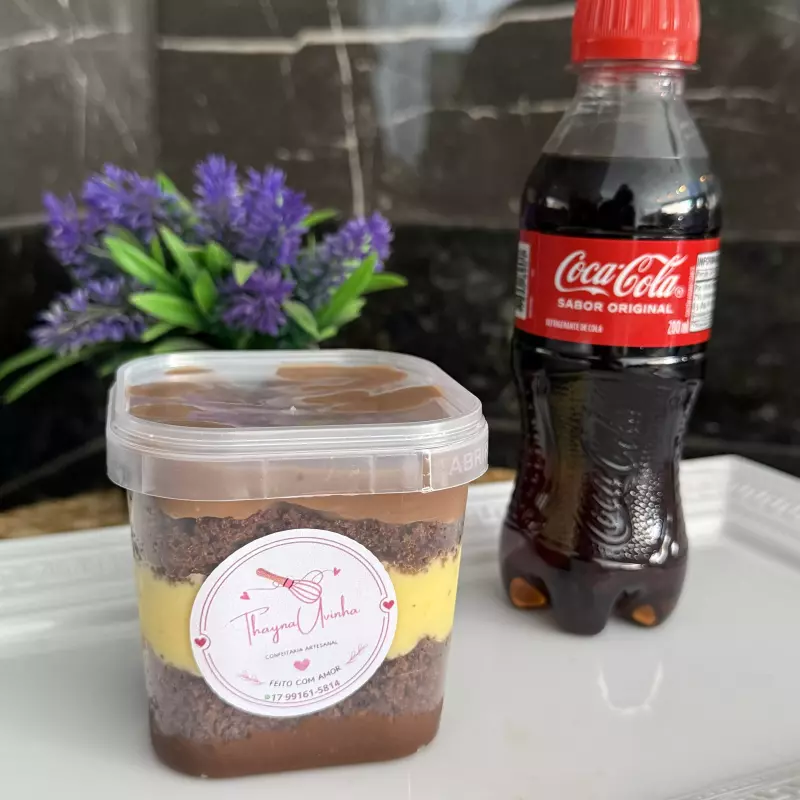Bolo no pote+coca cola