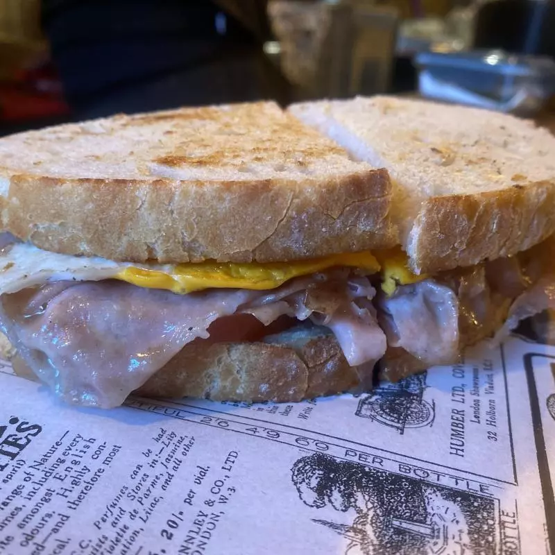 Sandes de mortadela