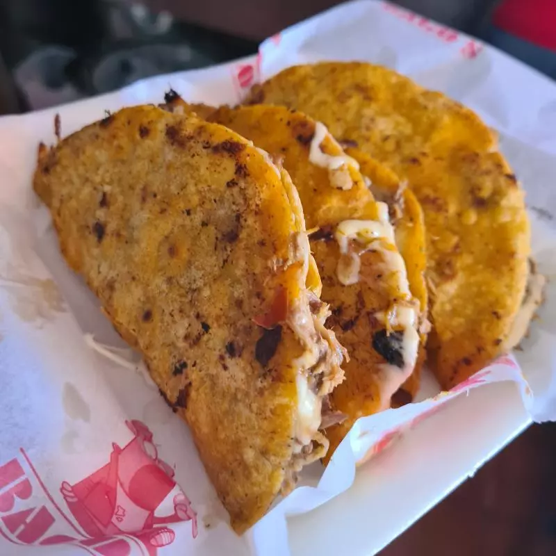 Martes 4 Quesabirrias o Quesatacos