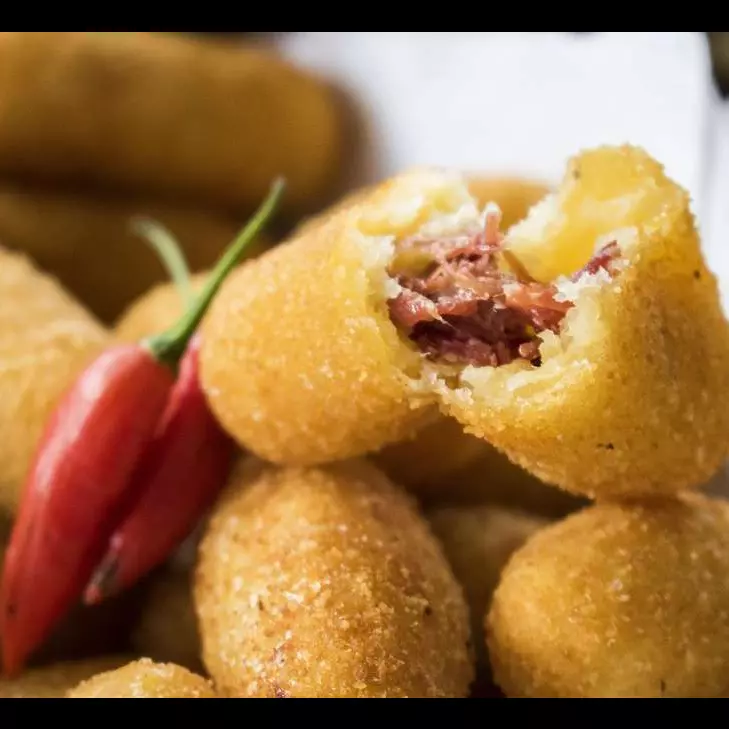 BOLINHO DE AIPIM COM CARNE SECA
