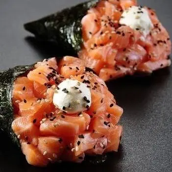 DOIS TEMAKIS DE SALMÃO