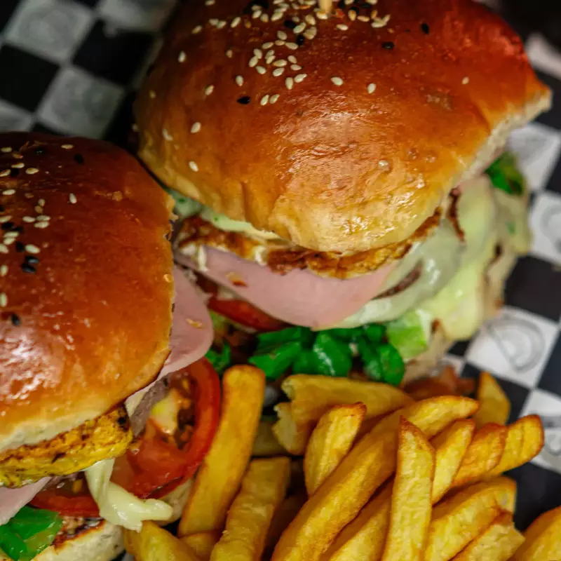 2 hamburguesas + refresco + papas