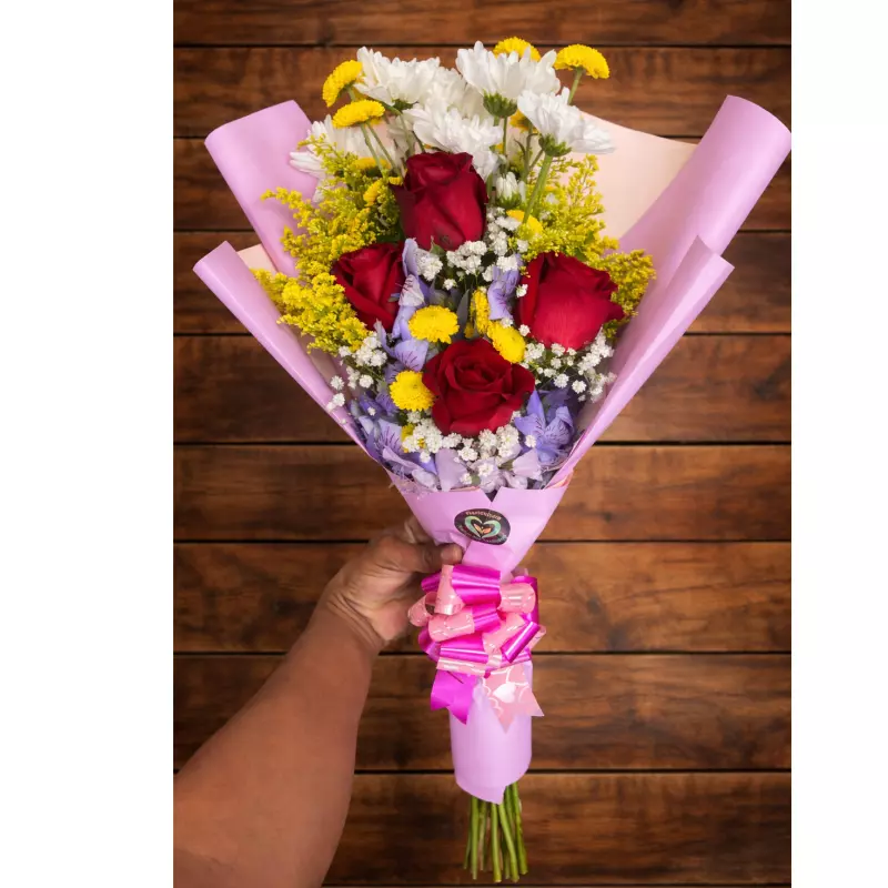 Buquê desconstruído com 4 rosas