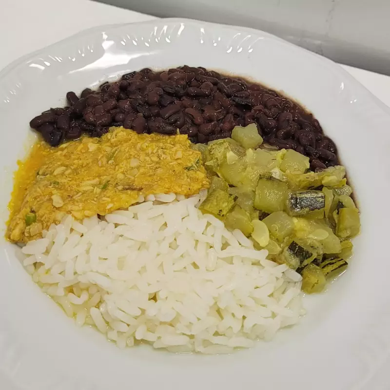 Arroz, frango, feijão azuki