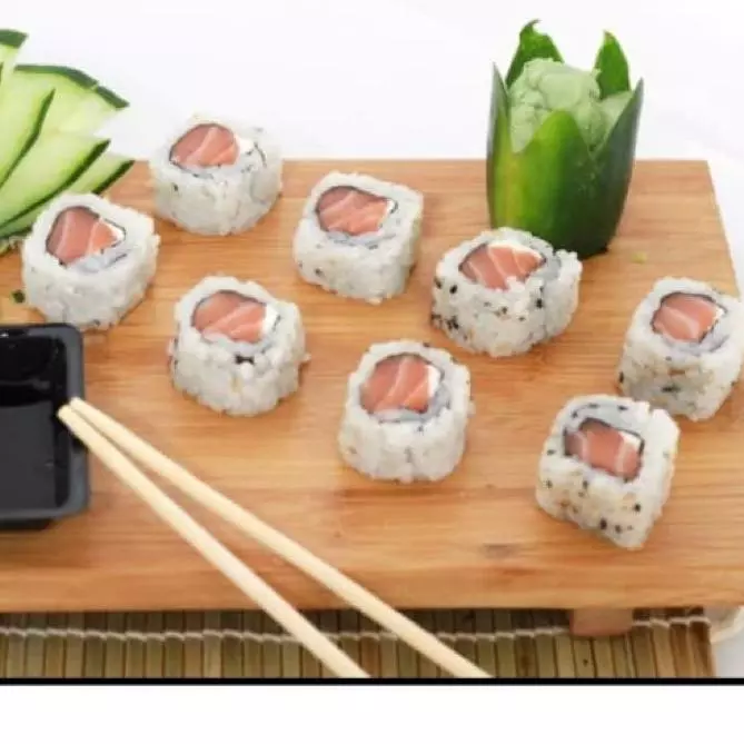 Uramaki salmão 08 unidades