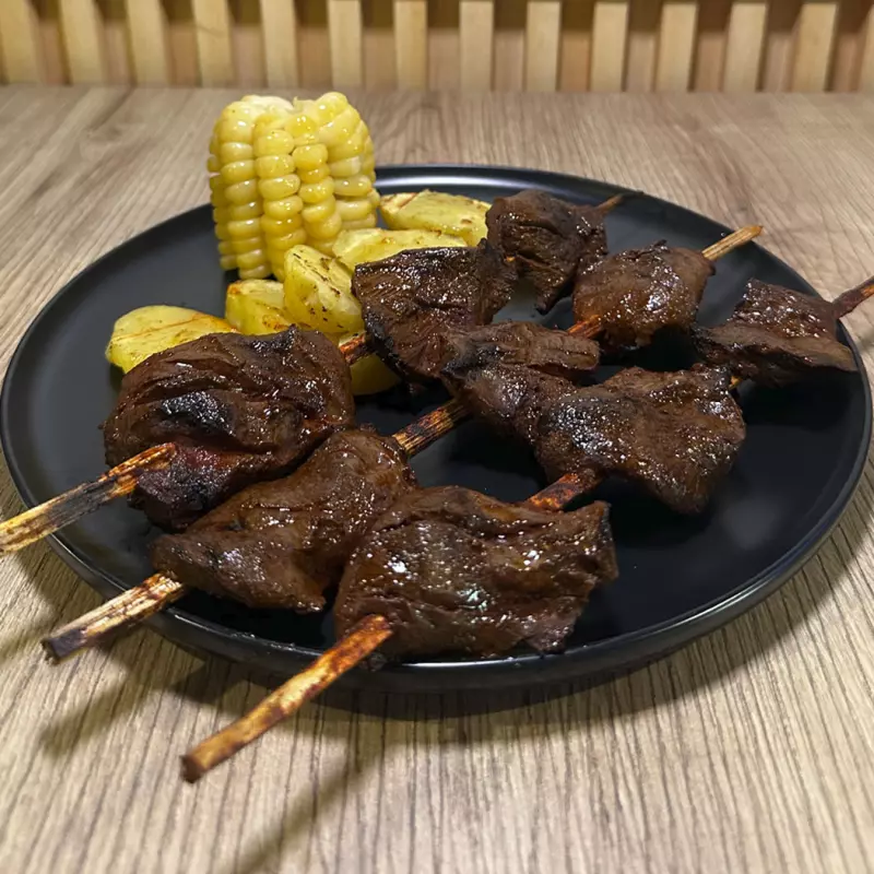 2 palitos anticucho + papa + choclo