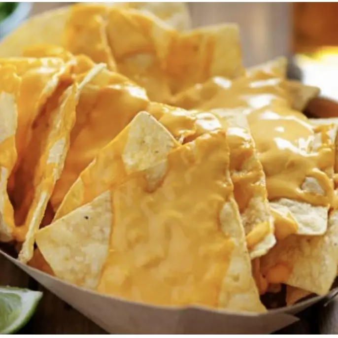Nachos con queso cheddar