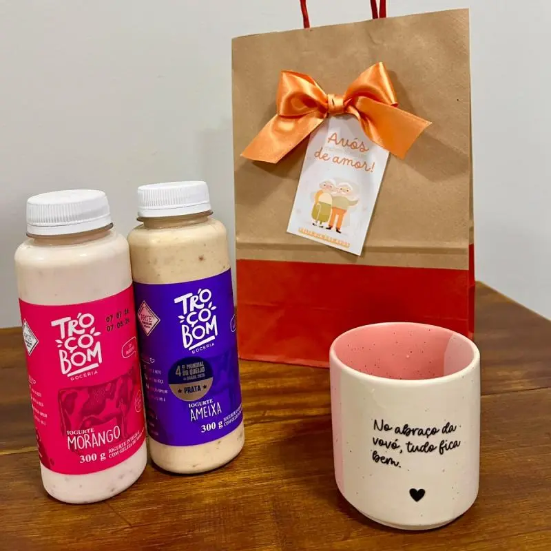 2 Iogurtes + Caneca Personalizada