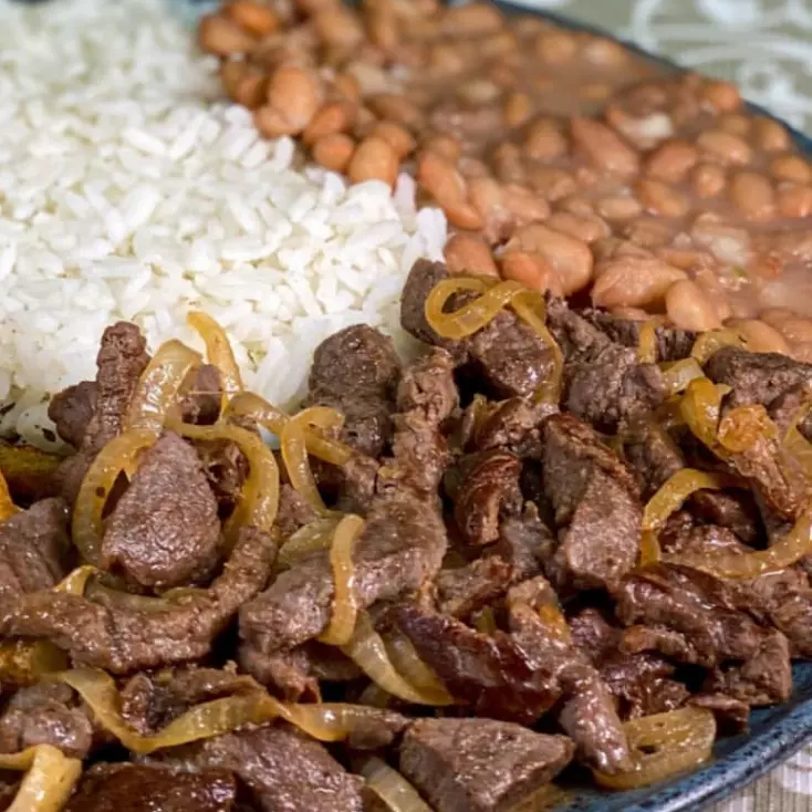 Patinho Acebolado c/ Arroz e Feijão