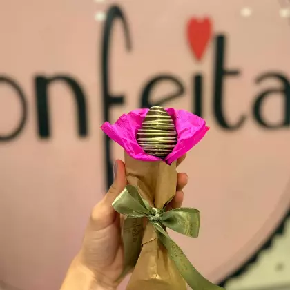 BOTÂO DE ROSA DE MORANGO C CHOCOLATE