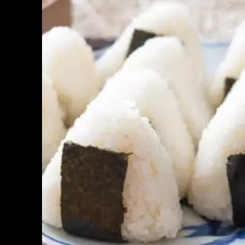 ONIGUIRI RECHEADO PHILADELPHIA