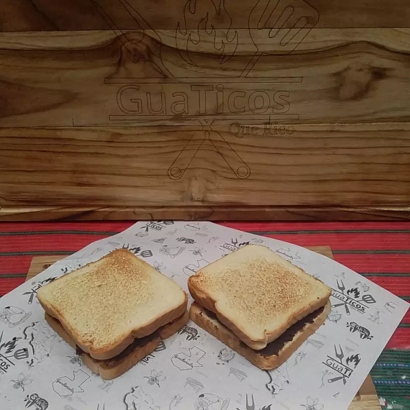 Pan con frijol y queso fresco