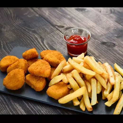 Nuggets de Pollo con papas fritas.
