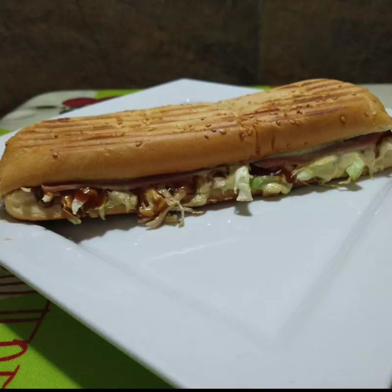 SANDWICH CON JAMON DE POLLO