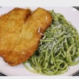Tallarines verdes con Milanesa de pechuga