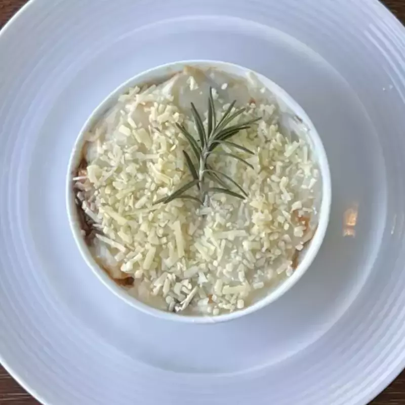 Escondidinho de mandioca e carne