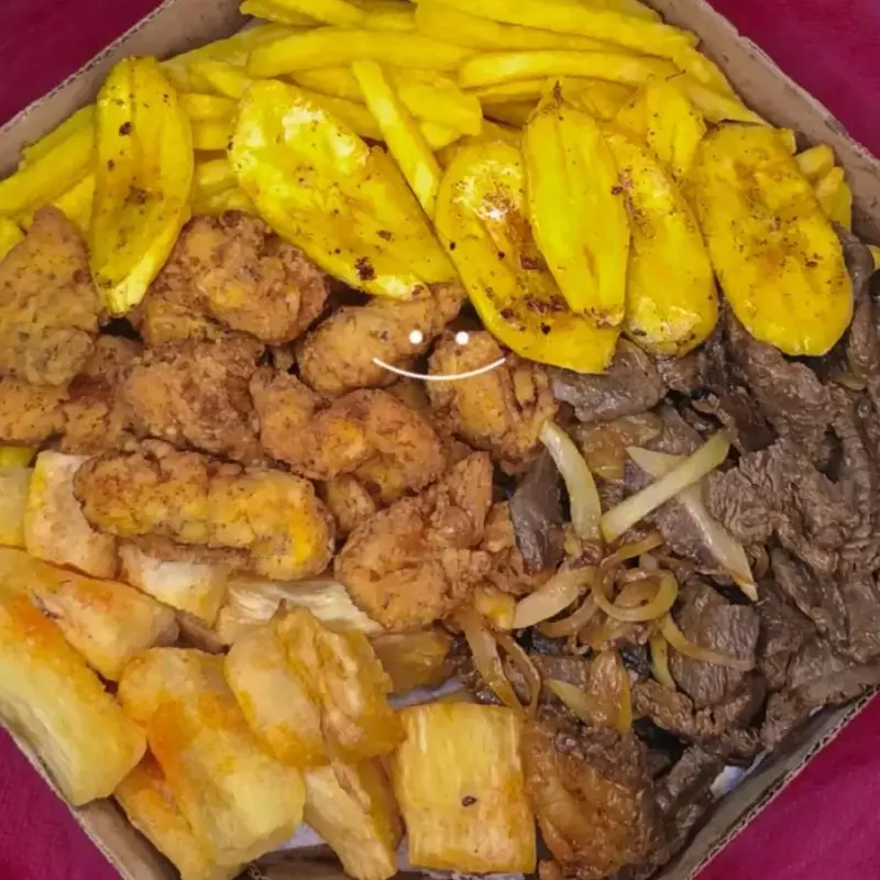 porção carne e frango com fritas