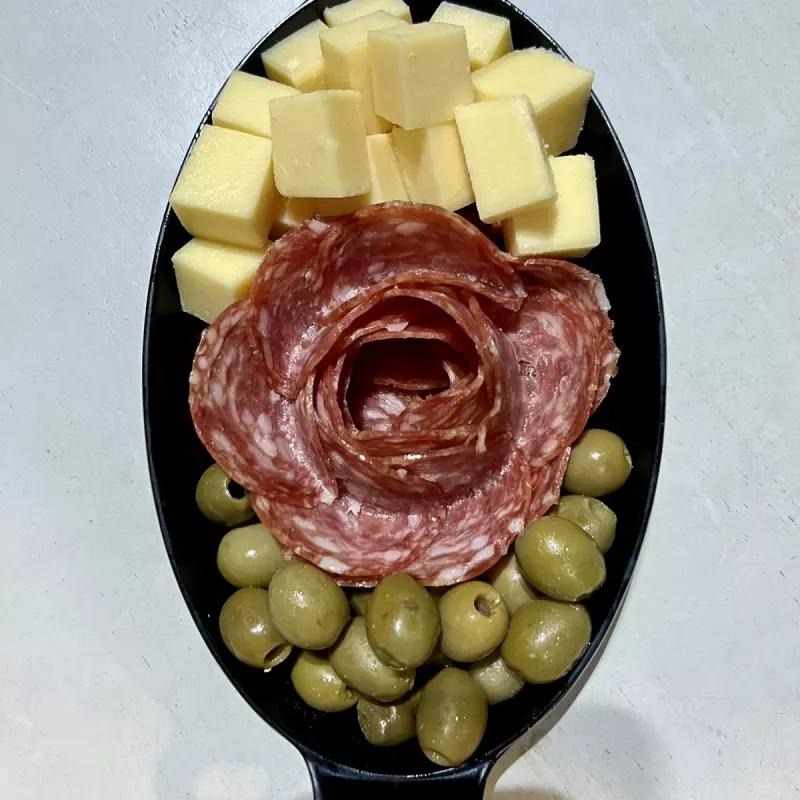 Frios: salame, queijo, azeitonas