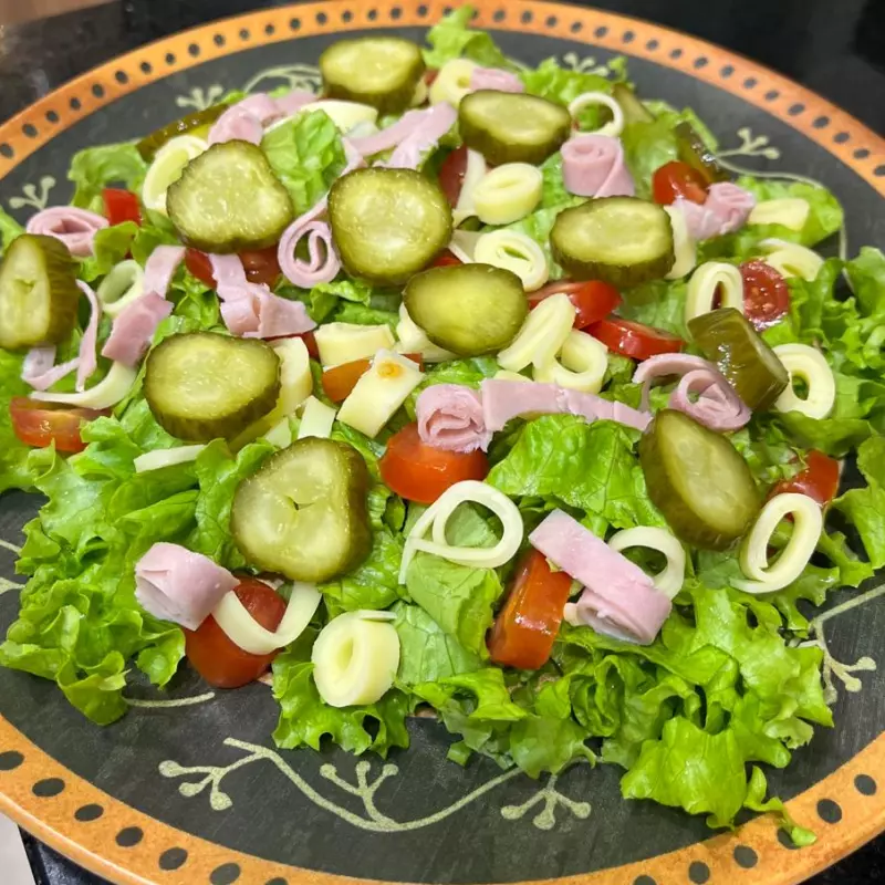 Salada com presunto e queijo