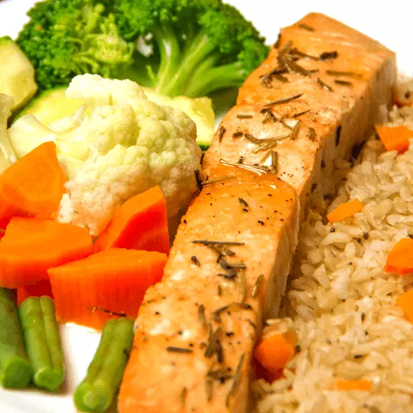 SALMÃO GRELHADO COM LEGUMES