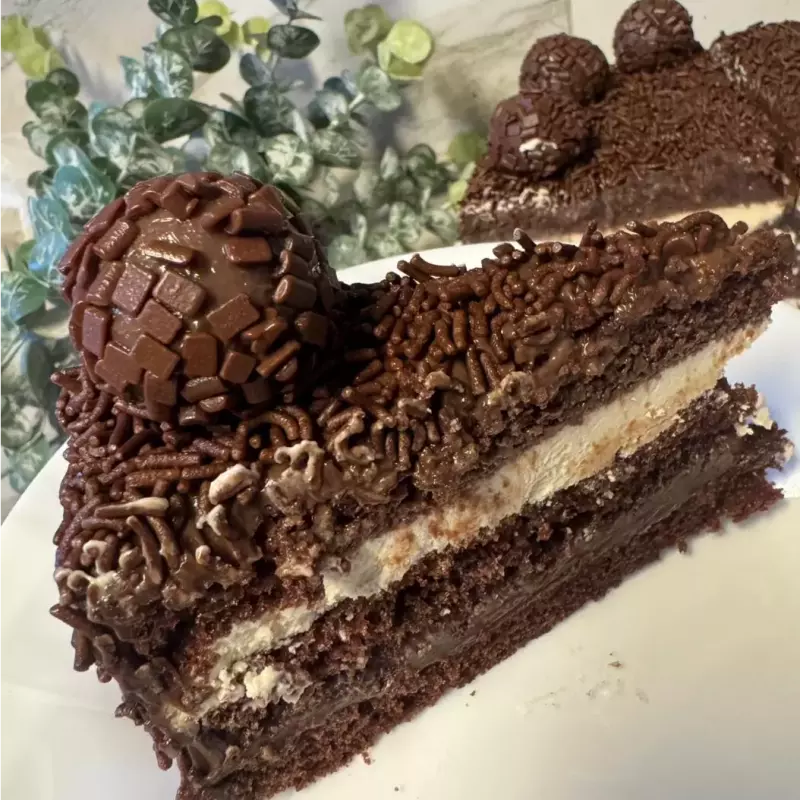 Bolo brigadeiro com creme holandes
