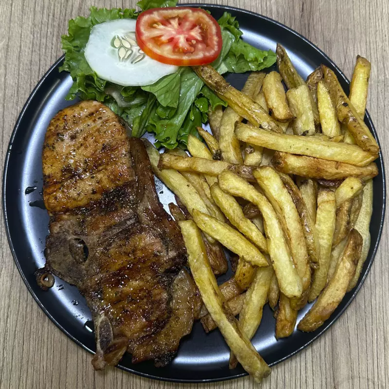 Chuleta de cerdo + papas + ensalada