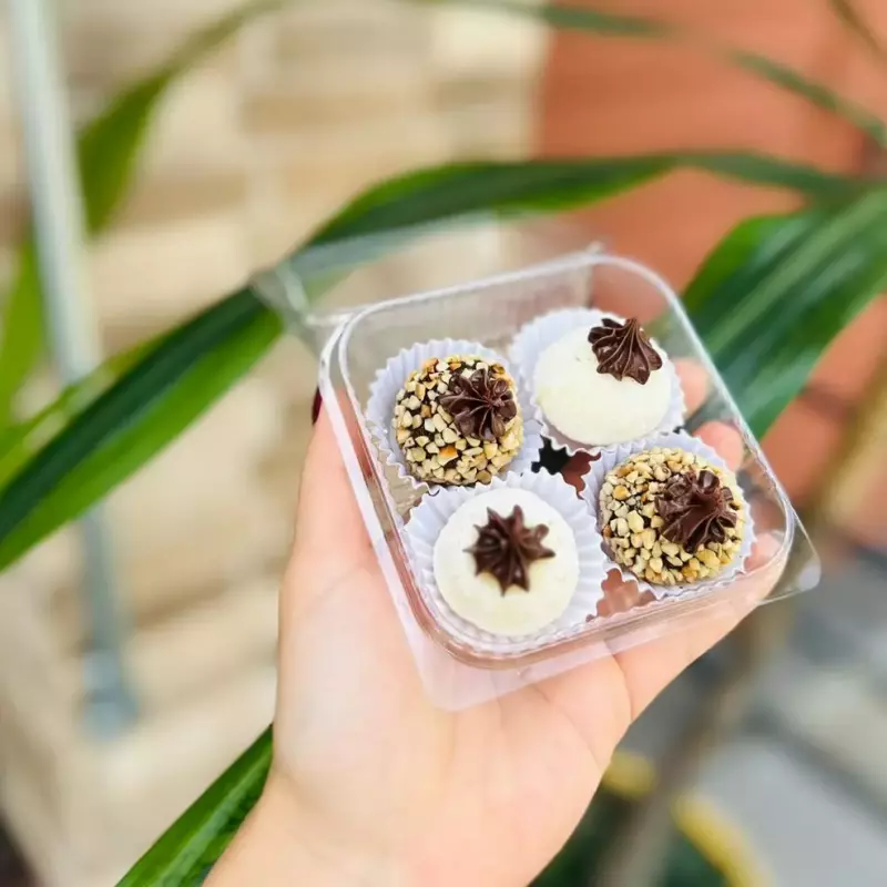 CAIXA COM 4 DOCES - BEIJINHO DE COCO