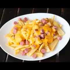 Papas fritas con cheddar y salchicha