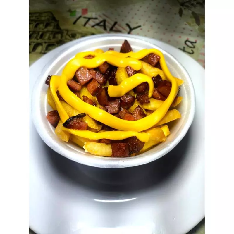 Batata Frita com Cheddar e Calabresa