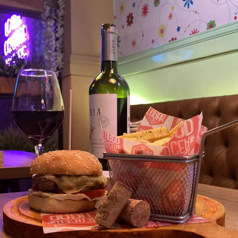 TODAS LAS COPAS DE VINO+HAMBURGUESA