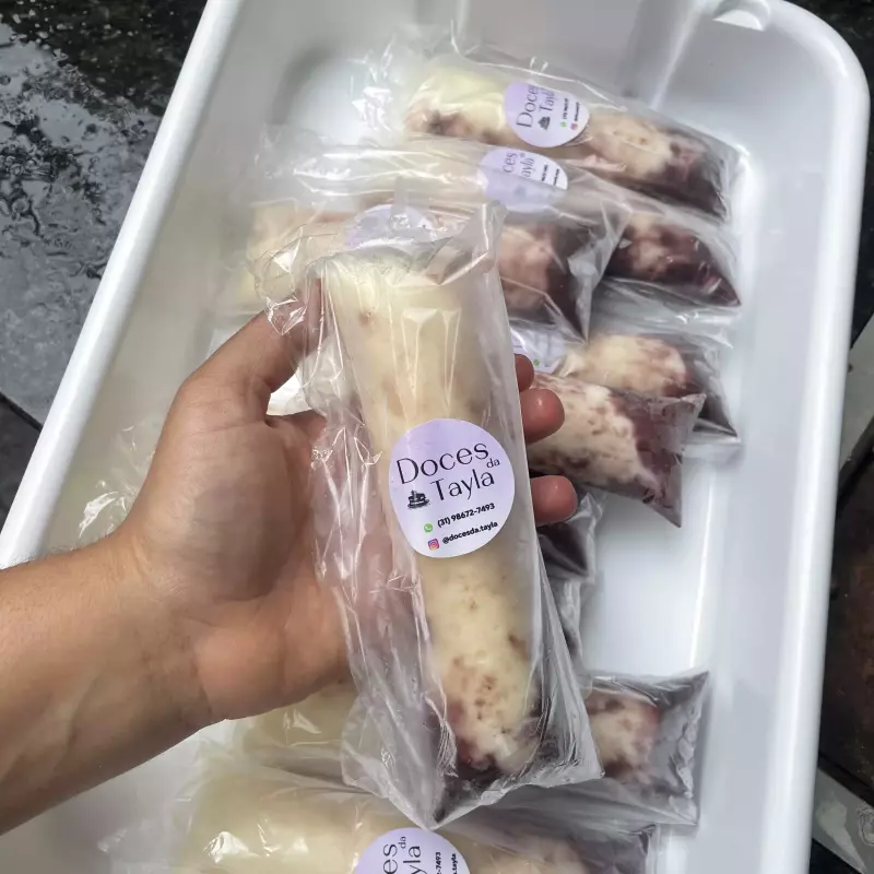 Geladinho de ninho c frutas vermelha