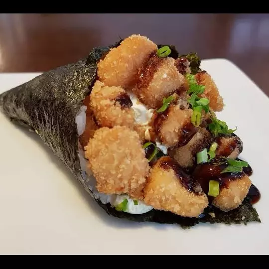 TEMAKI DE SALMÃO EMPANADO
