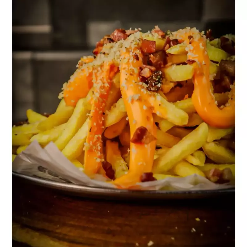 Batata c/ cheddar e farofa de bacon