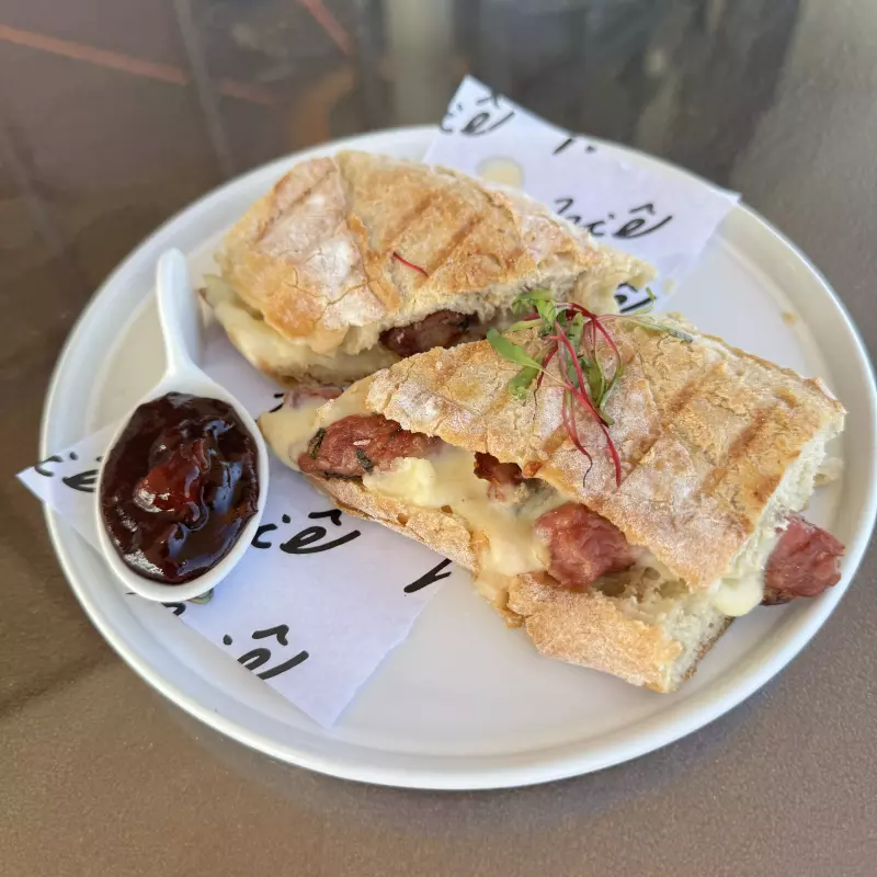 SANDUÍCHE DE LINGUIÇA CAIPIRA