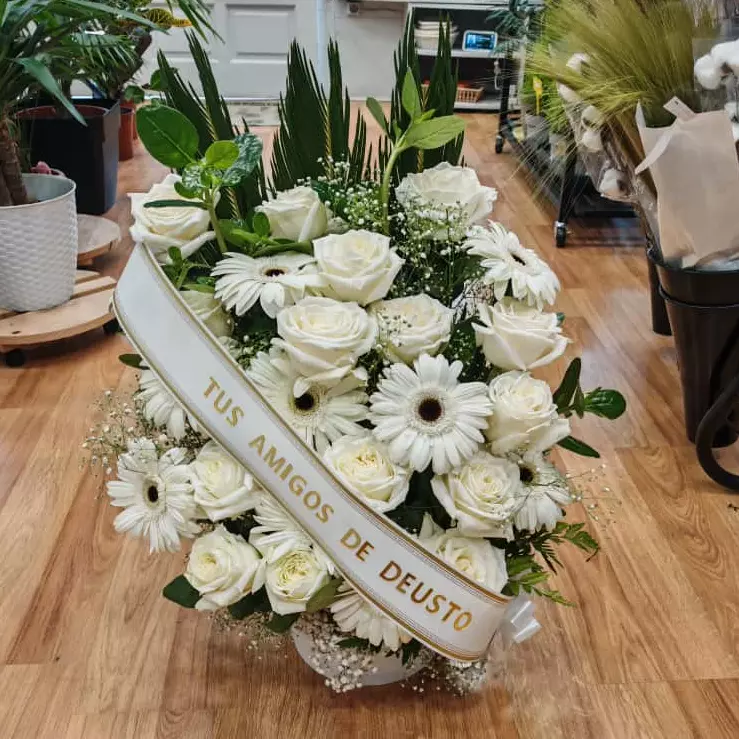 Centro de rosas y gerberas