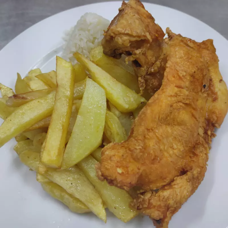 Pollo dorado con papas fritas