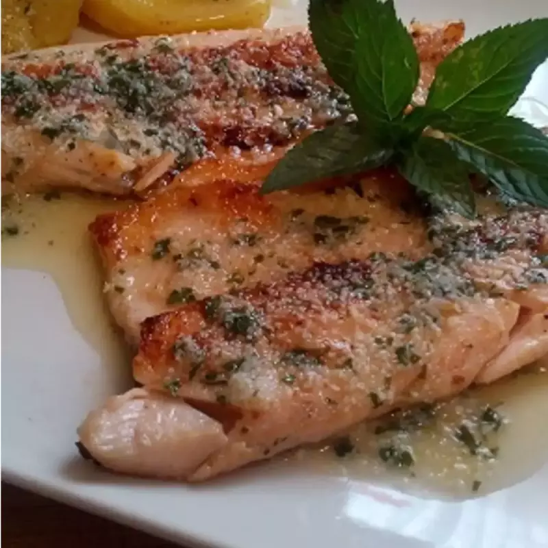 Trucha en salsa de camarones