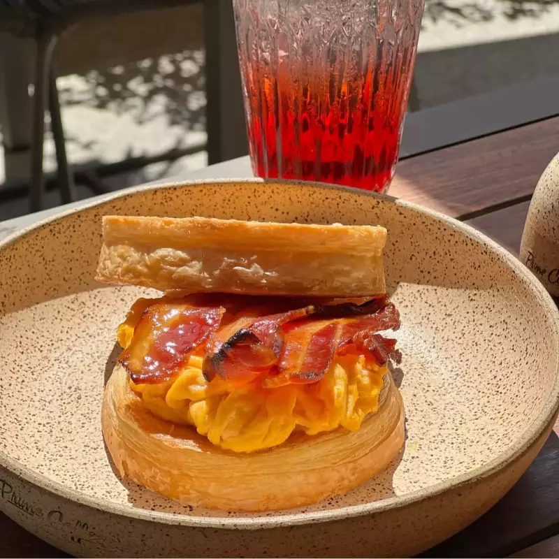 Roll com ovos mexidos e bacon