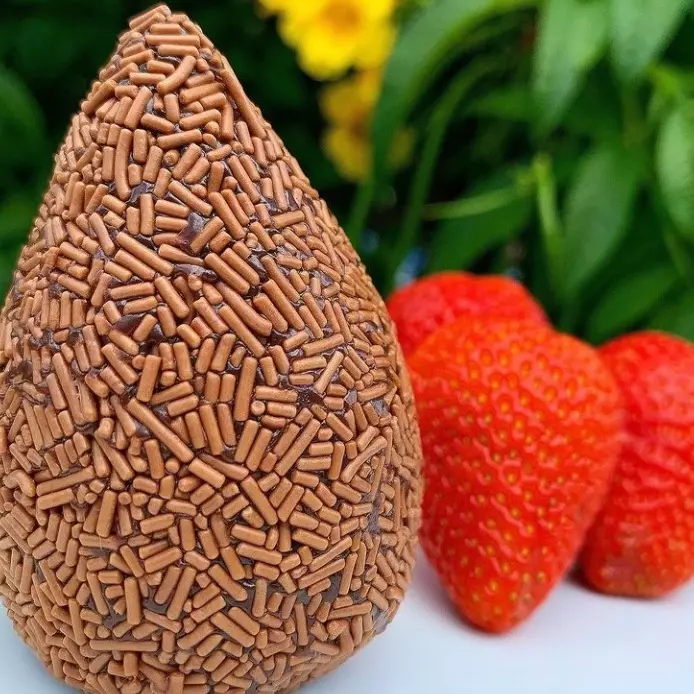 Coxinha de morango com brigadeiro