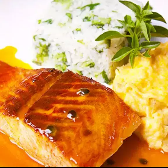 SALMÃO AO MOLHO DE MARACUJÁ