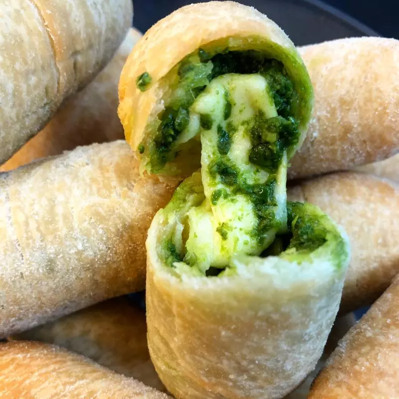 6 Tequeño de pesto & queso (fritos)