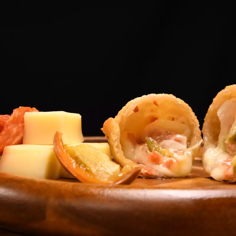 Empanada pepperoni, queso y jalapeño