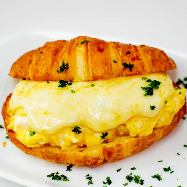 CROISSANT OVO E QUEIJO