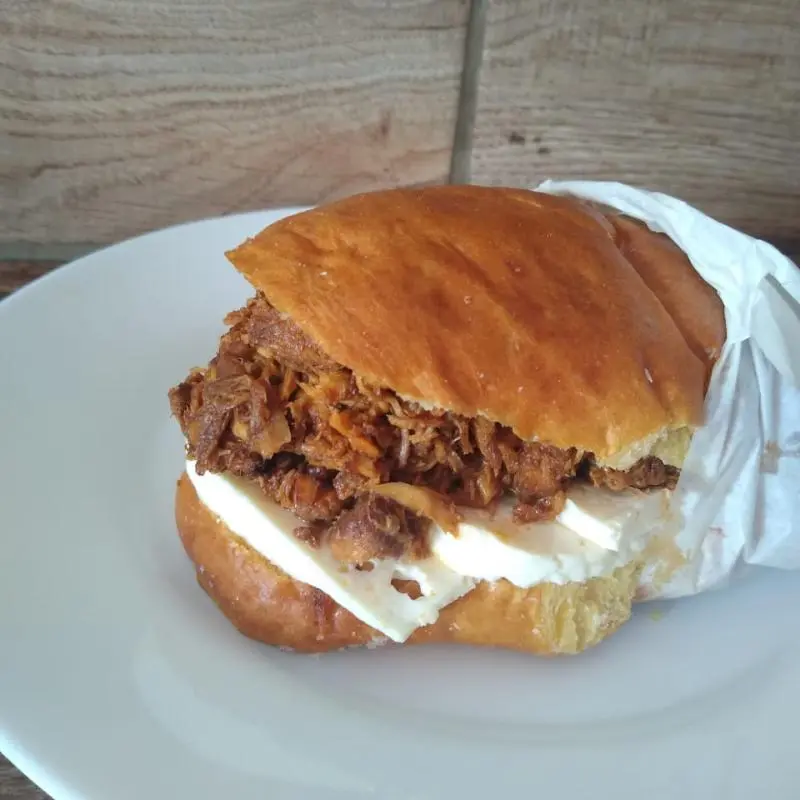 MEDIA NOCHE DE POLLO ENCHILADO