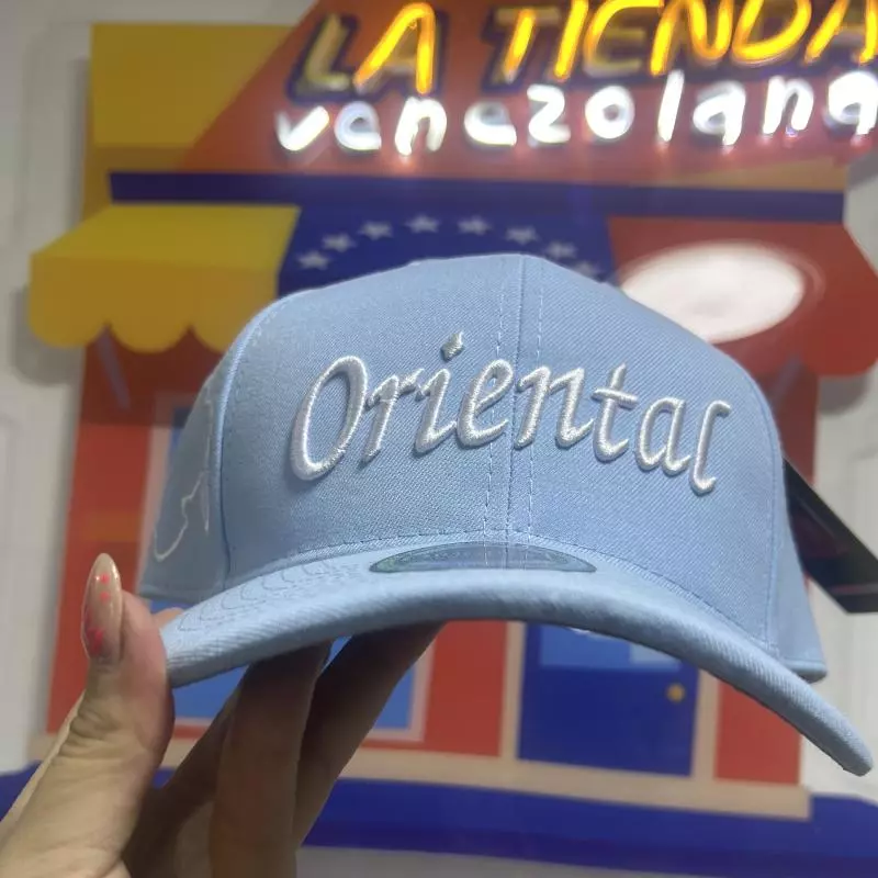 Gorra oriental letra blanca