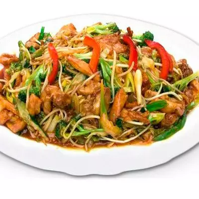 Tallarín saltado chifa