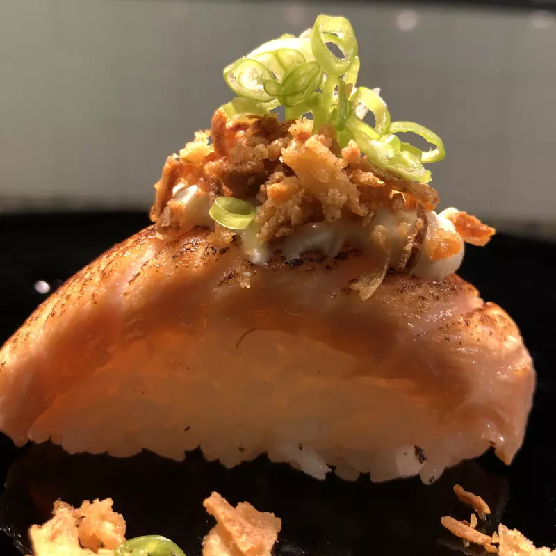 Sushi maçaricado(cebola crispy)