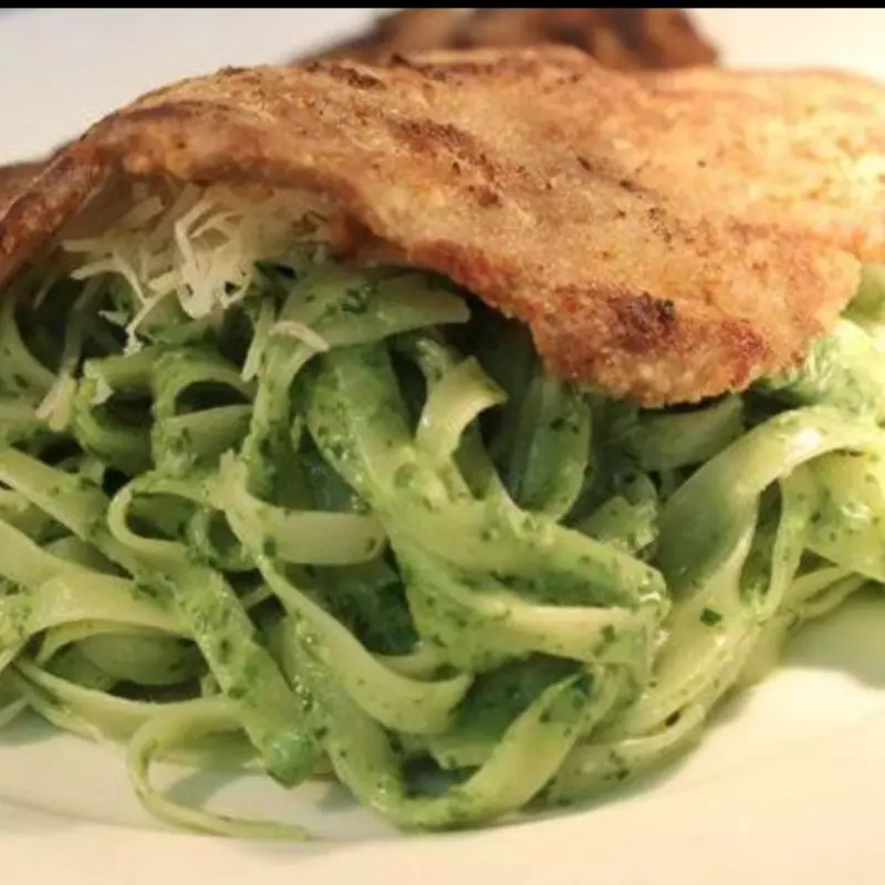Fettuccini al Pesto con Milanesa