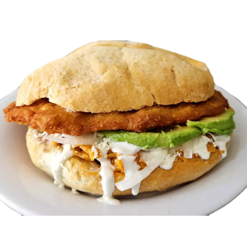 Torta de milanesa con chilaquiles