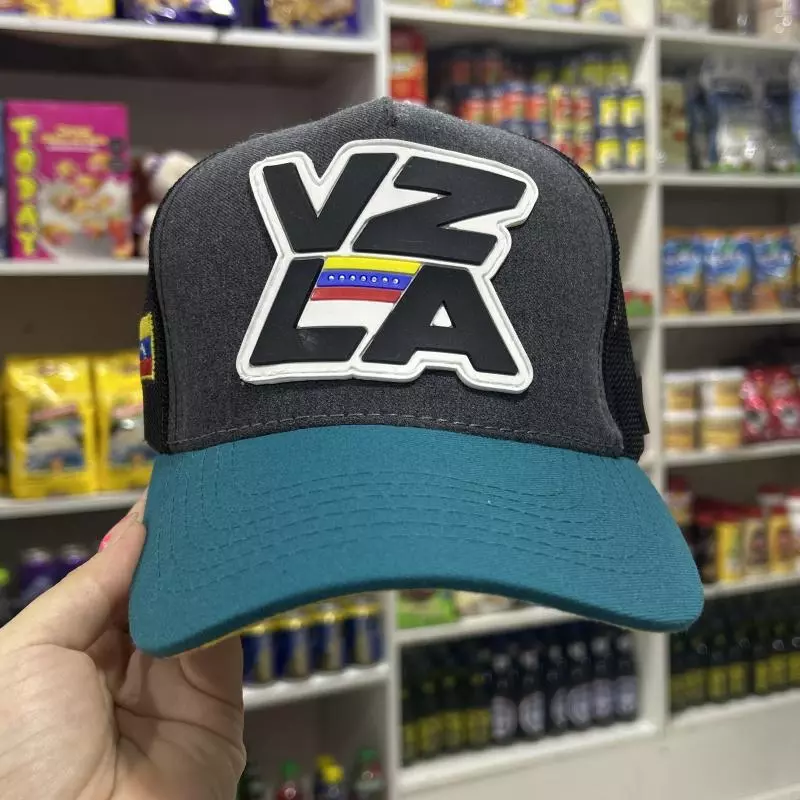 Gorra gris turquesa malla negra